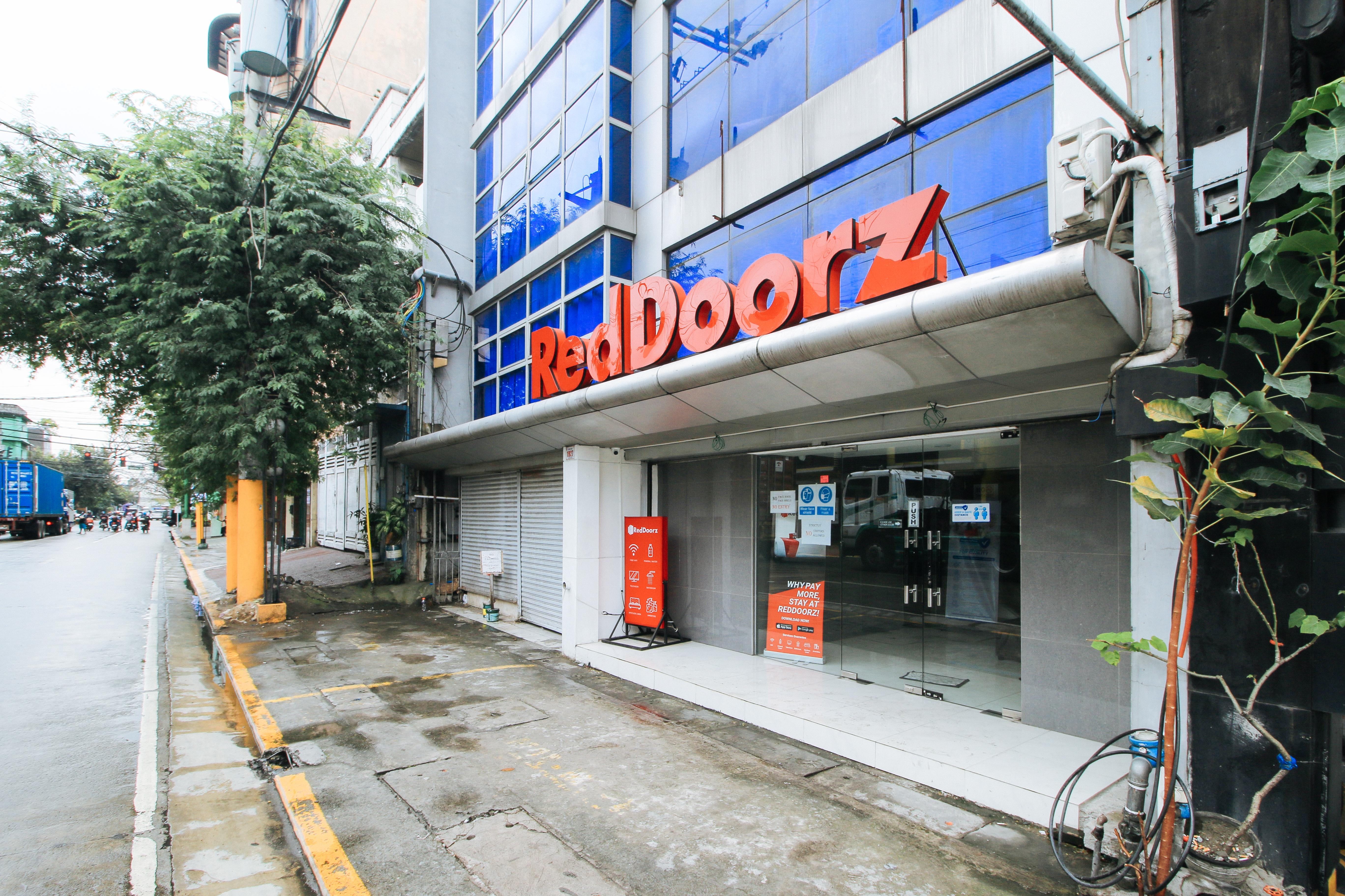 Reddoorz Plus @ San Marcelino Malate Manila Exterior photo